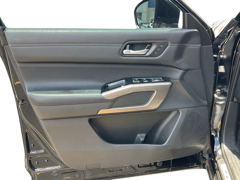 Used 2025 Nissan Pathfinder Platinum FWD image 11