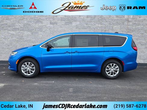 New 2026 Chrysler Pacifica Select AWD/4WD image 2