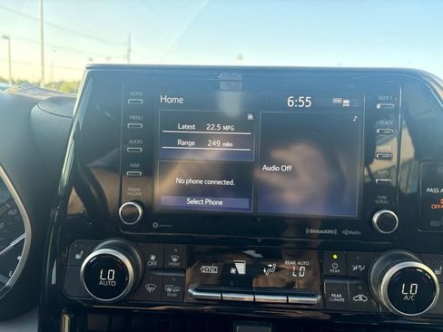 Used 2020 Toyota Highlander XLE AWD/4WD image 19