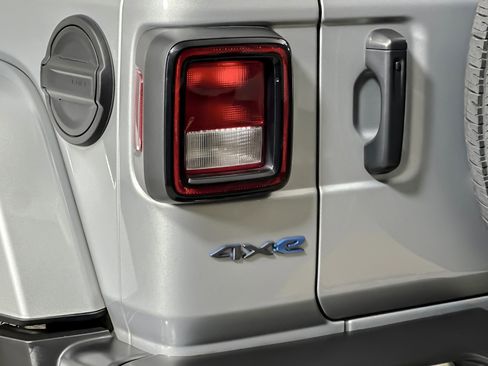 Used 2024 Jeep Wrangler Unlimited w/ Convenience Group image 25