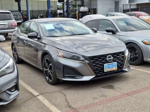 Used 2024 Nissan Altima 2.5 SR FWD image 2