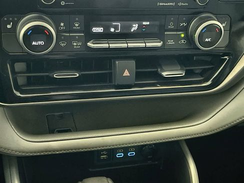 Used 2022 Toyota Highlander XLE AWD/4WD image 19