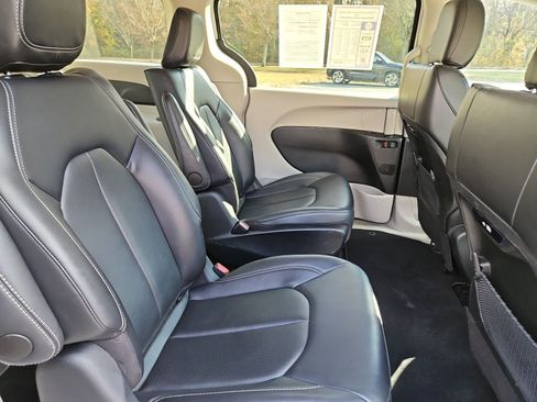 Used 2024 Chrysler Pacifica Limited FWD image 17