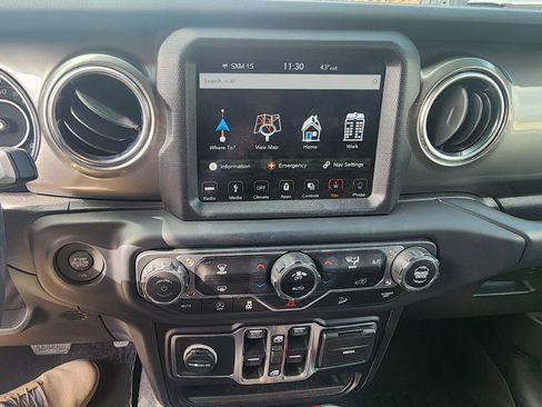 Used 2019 Jeep Wrangler Unlimited Sahara image 18