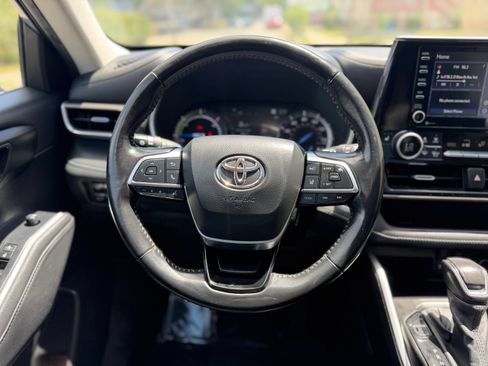 Used 2021 Toyota Highlander XLE AWD/4WD image 29