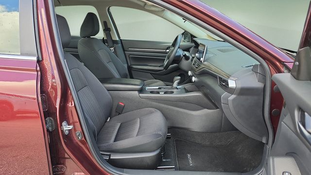 Used 2025 Nissan Altima 2.5 SV FWD image 12
