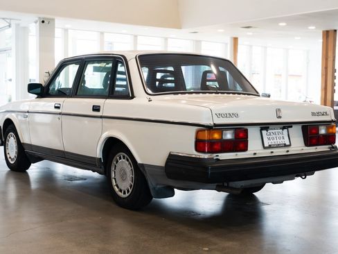 Used 1989 Volvo 240 DL RWD image 6