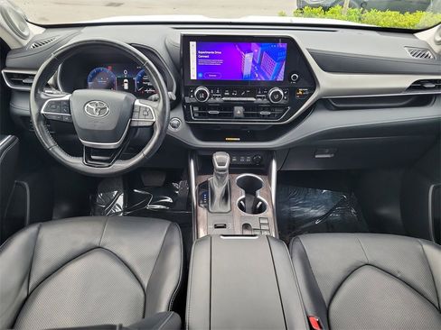 Used 2023 Toyota Highlander Limited image 9