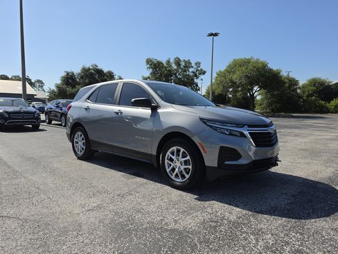 Used 2024 Chevrolet Equinox LS w/ LS Convenience Package FWD image 2