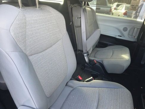 Used 2025 Toyota Sienna LE image 17