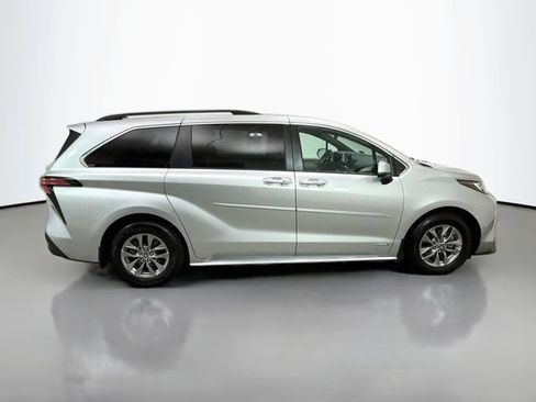 Used 2021 Toyota Sienna XLE w/ XLE Plus Package FWD image 8