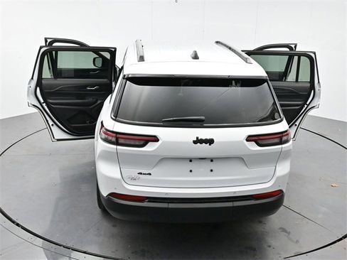 Used 2023 Jeep Grand Cherokee L Laredo image 42