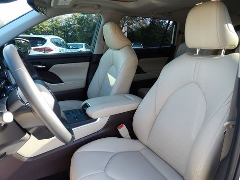 Used 2022 Toyota Highlander XLE image 10