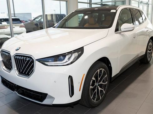 Used 2025 BMW X3 xDrive30i w/ Premium Package AWD/4WD image 3