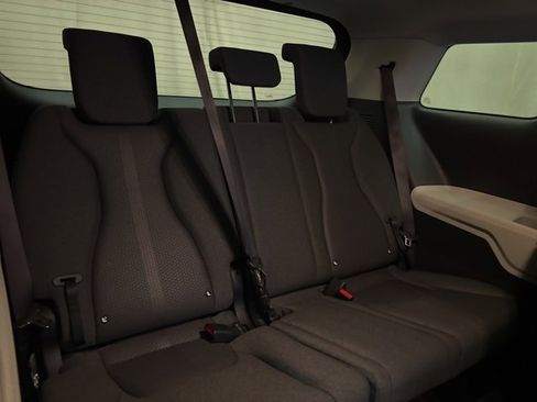 Used 2023 Kia Carnival LX image 21