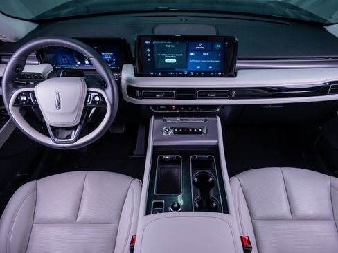 Used 2026 Lincoln Aviator AWD w/ Jet Appearance Package image 17