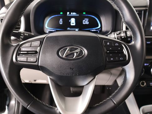 Used 2025 Hyundai Venue SEL FWD image 3