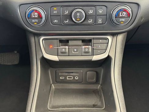 Used 2023 GMC Terrain SLT image 31