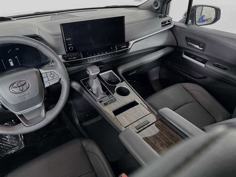 Used 2025 Toyota Sienna Platinum image 22