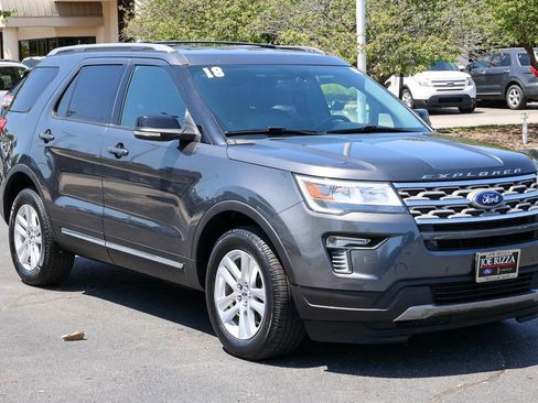 Used 2018 Ford Explorer XLT w/ Equipment Group 202A AWD/4WD image 13