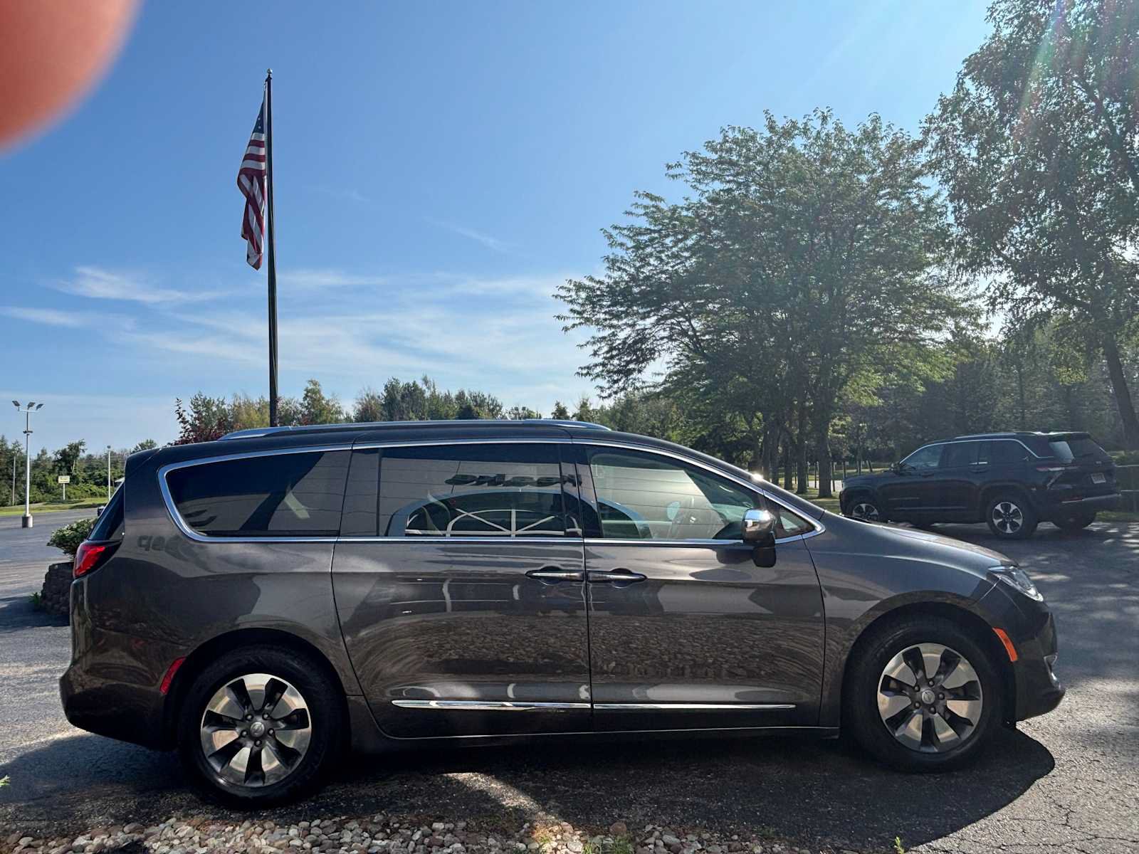 Used 2020 Chrysler Pacifica Limited w/ Advanced Safetytec Group FWD image 10