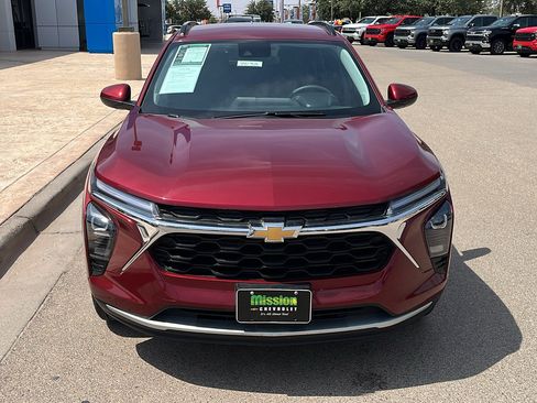 Used 2025 Chevrolet Trax LT FWD image 2