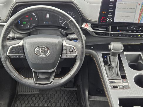 Used 2024 Toyota Sienna XLE Woodland Edition image 10