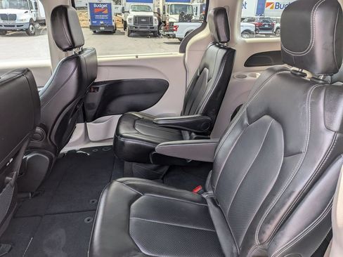 Used 2024 Chrysler Pacifica Touring-L FWD image 25