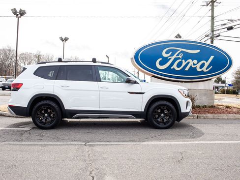 Used 2024 Volkswagen Atlas Peak Edition SE image 1