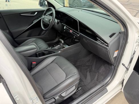 Used 2024 Kia Niro EX FWD image 25
