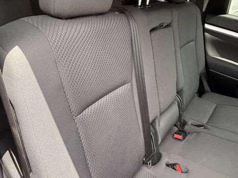 Used 2015 Toyota Highlander LE FWD image 16
