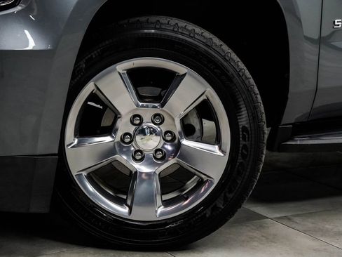 Used 2019 Chevrolet Suburban LT RWD image 3