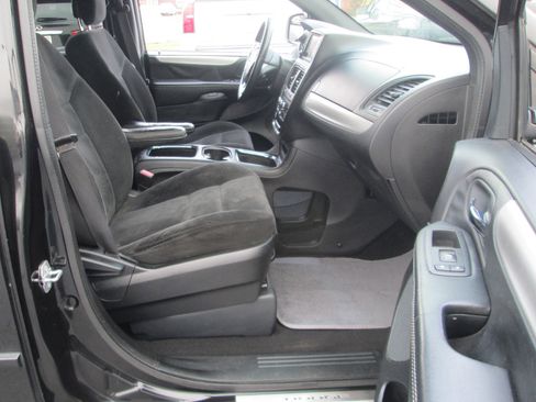 Used 2016 Dodge Grand Caravan SXT w/ UConnect Hands-Free Group image 16