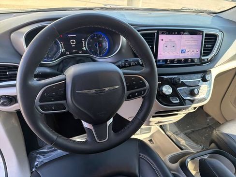 Used 2023 Chrysler Pacifica Touring-L FWD image 13