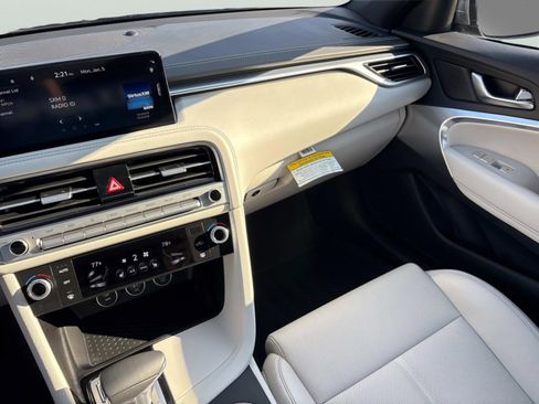 Used 2025 Genesis G70 2.5T image 10