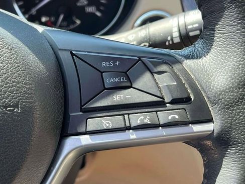 Used 2017 Nissan Rogue SV w/ SV Premium Package image 21