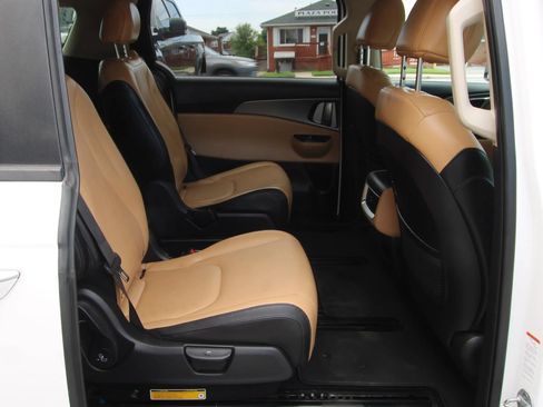 Used 2023 Kia Carnival LX FWD image 12