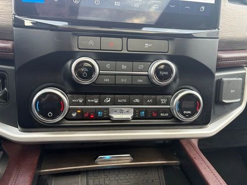 Used 2024 Ford Expedition Limited image 27