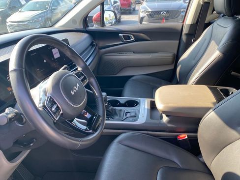 Used 2025 Kia Carnival FWD image 14