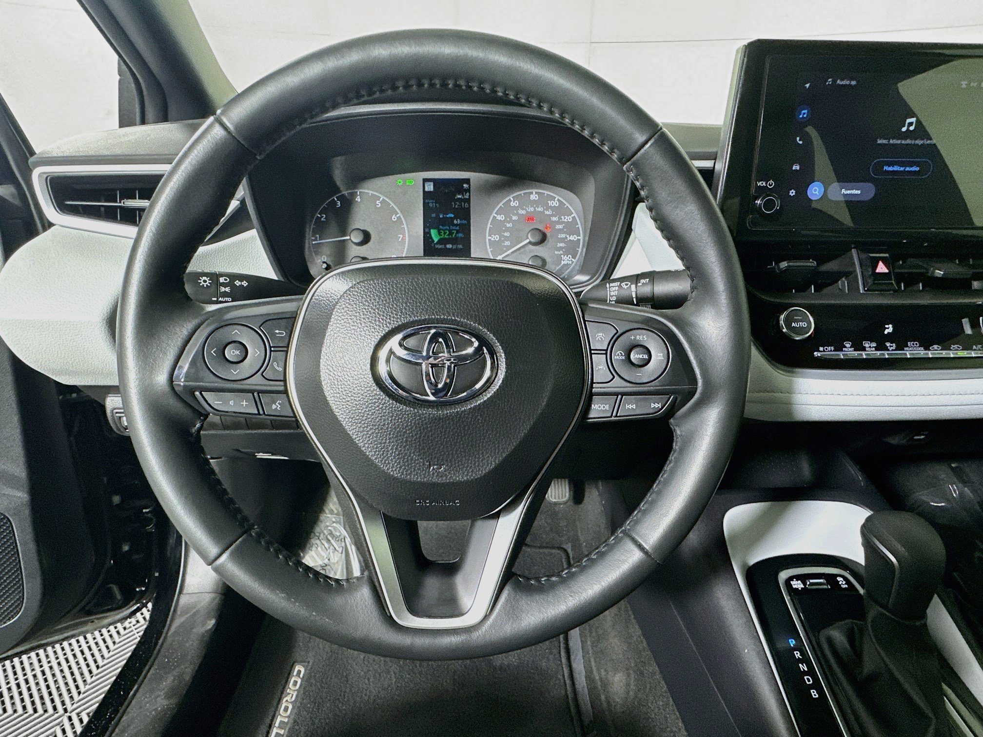 Used 2025 Toyota Corolla SE FWD image 15