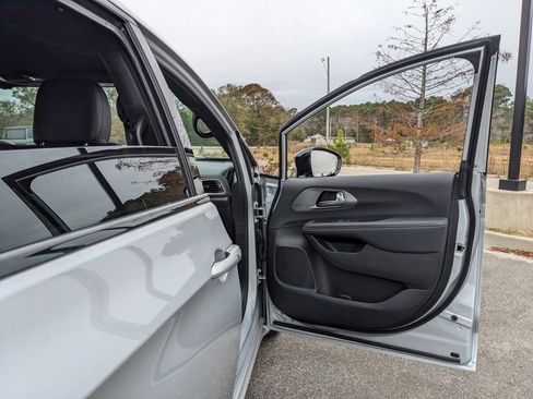 Certified 2026 Chrysler Pacifica Select w/ S Appearance Package image 58