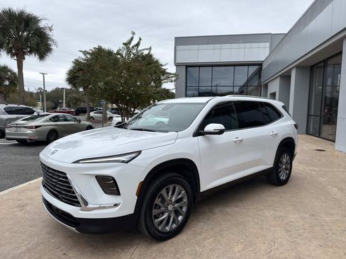 Used 2025 Buick Enclave Preferred image 7