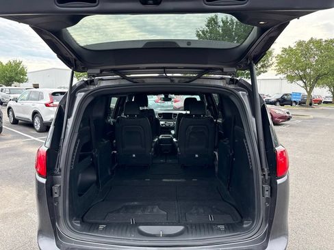 Used 2019 Chrysler Pacifica Touring-L Plus w/ S Appearance Package FWD image 9