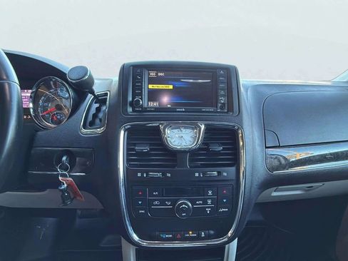 Used 2016 Chrysler Town & Country Touring image 11