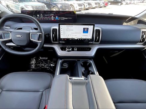 New 2025 Ford Expedition Active image 5