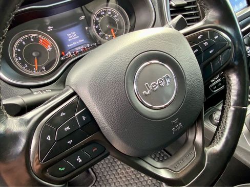 Used 2021 Jeep Cherokee Trailhawk image 39