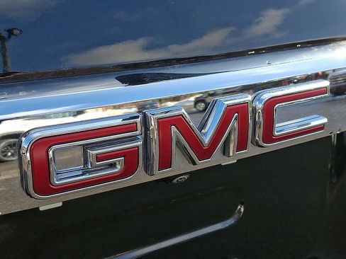 Certified 2023 GMC Acadia SLE w/ Driver Convenience Package image 30