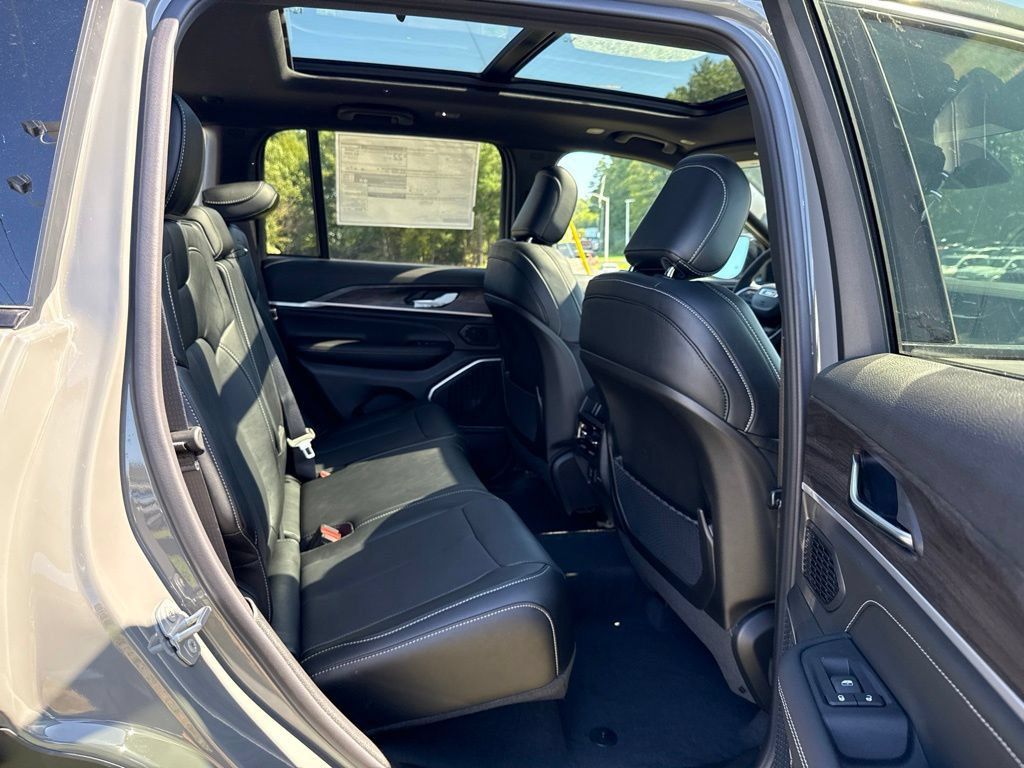 New 2027 Jeep Grand Cherokee Limited AWD/4WD image 26