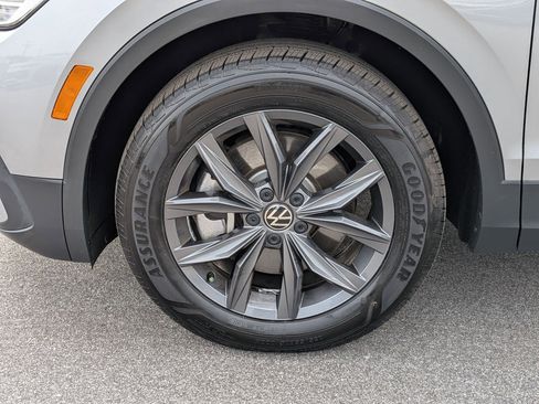 Used 2023 Volkswagen Tiguan SE FWD image 10