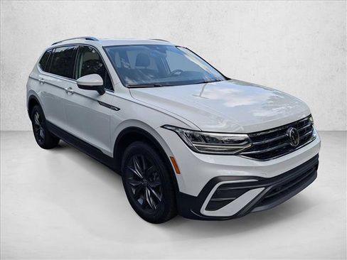 Used 2024 Volkswagen Tiguan SE FWD image 3